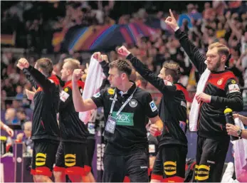  ?? FOTO: DAVID BITZAN/IMAGO IMAGES ?? Bundestrai­ner Christian Prokop (3. von li.) jubelt mit seinen Spielern über ein Tor.