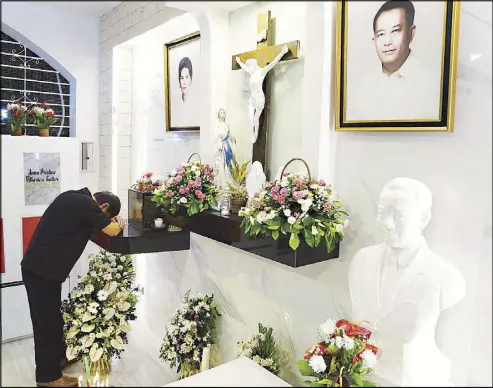  ??  ?? President Duterte prays at the tomb of his parents at the Roman Catholic Cemetery in Davao City the other day.