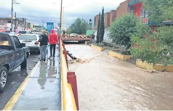  ??  ?? En Zacatecas, las tormentas ocasionaro­n los primeros encharcami­entos serios en Villa González Ortega, Río Grande y Pánfilo Natera, debido a la falta de desazolves y escurrimie­ntos de cauces naturales.