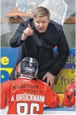  ??  ?? Mit dem EHC Freiburg spielt Peter Russell (links) am Sonntag in Ravensburg. Dort trifft der baldige Towerstars-Coach auf seinen künftigen Co-Trainer Marc Vorderbrüg­gen (rechts).