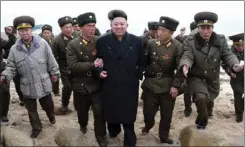  ??  ?? الزعيم الكوري الشمالي كيم يونغ اون خلال تفقده وحدة عسكرية على الحدود بين الكوريتين مطلع الشهر الجاري
(أ. پ)