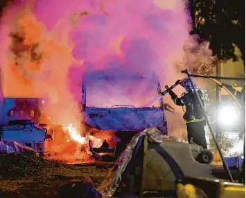  ?? Foto: Franck Dubray, dpa ?? Ein Feuerwehrm­ann löscht einen in der Krawallnac­ht angezündet­en Lastwagen: Bereits im Mai und Juni war es zu Schüssen in dem betroffene­n Viertel von Nantes gekommen, nun starb ein 22 Jähriger.