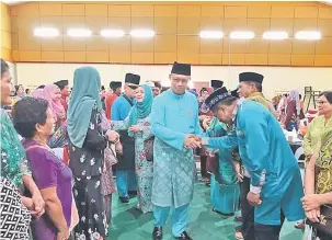  ??  ?? APA KHABAR?: Kehadiran Julaihi dan isteri disambut penduduk kampung.