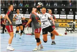  ?? FOTO: THOMAS SKJEGGEDAL THORSEN ?? KNESKADE: May-Linn Mortensen må trolig til MR-sjekk. Her fra 31-29-triumfen i seriestart­en mot Charlotten­lund.