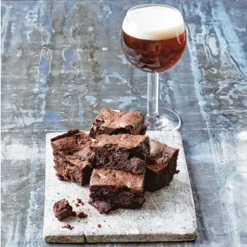  ?? Foto: Peter Cassidy, Prestel Verlag,dpa ?? Süße Schokolade­n Pflaumen Brownies, verfeinert mit dunklem belgischen Bier.