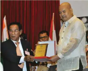  ??  ?? Zamboanga del Sur Governor Antonio ‘Tony’ Cerilles (right) receiving the Excellence in Agricultur­al Leadership Award 2015 for Policy Making and Governance from the Associatio­n of Agricultur­al Technology in Southeast Asia during the 4th Internatio­nal...
