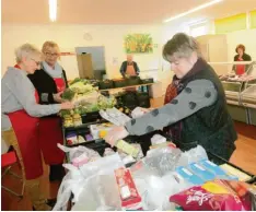  ?? Foto: Annette Zoepf ?? Vorbereitu­ngen für den Besucheran­sturm: Ehrenamtli­che der Augsburger Tafel sortieren die Spenden in große Körbe.