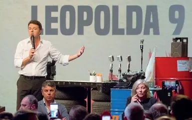  ??  ?? Matteo Renzi sul palco della Leopolda numero 9, che si è chiusa domenica scorsa