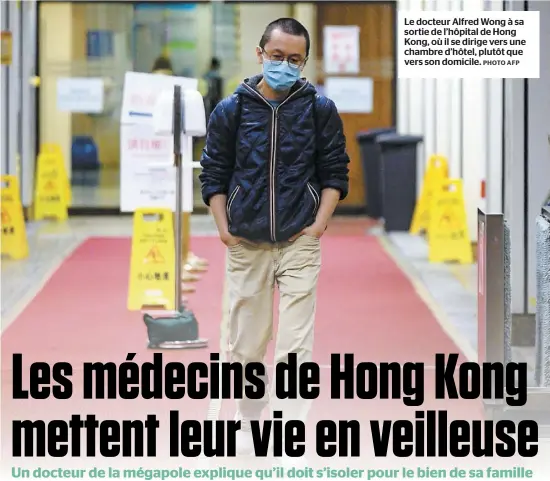  ?? PHOTO AFP ?? Le docteur Alfred Wong à sa sortie de l’hôpital de Hong Kong, où il se dirige vers une chambre d’hôtel, plutôt que vers son domicile.