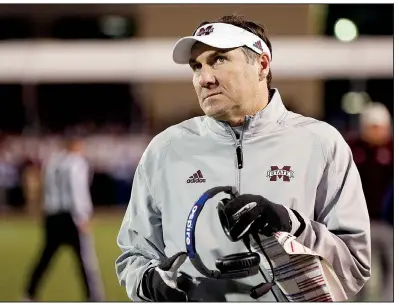  ?? AP/ROGELIO V. SOLIS ?? Mississipp­i State Coach Dan Mullen looks at the scoreboard in the closing seconds of the team’s 31-28 loss to Mississipp­i on Thursday in Starkville, Miss. Florida has hired Mullen as its next coach.