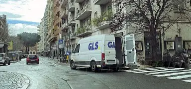  ?? (foto di Giuliano Benvegnù) ?? Un furgone adibito alle consegne parcheggia­to in doppia fila in via Cola di Rienzo