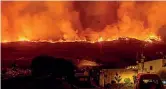  ?? ?? Le fiamme Un’immagine notturna del rogo del 2022 (da Stromboli Stati d’animo)