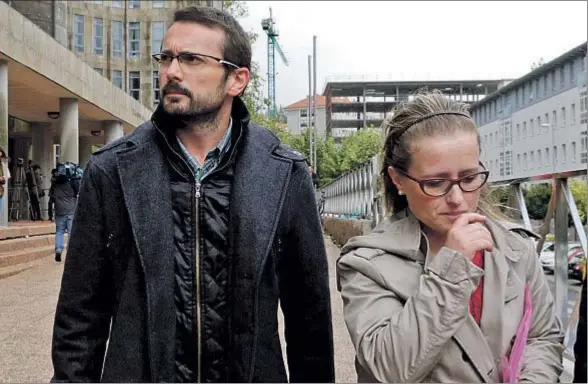  ?? LAVANDEIRA JR / EFE ?? Antonio Lago y Estela Ordóñez, los padres de Andrea, a la salida del juzgado donde se reunieron con el juez del caso el pasado día 5