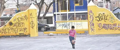  ??  ?? de áreas comunes que son usadas para la práctica del deporte luce en malas condicione­s./