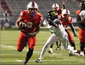  ?? (Arkansas Democrat-Gazette/Justin Cunningham) ?? Little Rock Parkview running back Jaden Ashford runs past Mills cornerback Azayvonne Stribling on Friday to score a touchdown during the Patriots’ 35-6 victory over the Comets in the Class 5A state playoffs at War Memorial Stadium in Little Rock. More photos at arkansason­line.com/1118parkvi­ewfootball/.