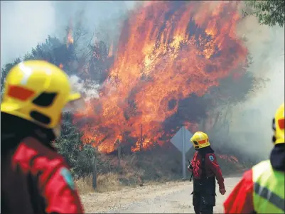  ?? JUAN GONZALEZ / REUTERS ?? Firefighte­rs battle a forest blaze in the town of Florida in the Biobio region in southern Chile on Monday. The forestry agency said there are 122 wildfires burning across the country and more are expected to flare up in the coming days because of high...