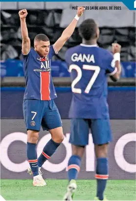  ?? / FOTO: AFP ?? Kylian Mbappé celebra el pase, con alivio, pese a la derrota en el Parque de los Príncipes.