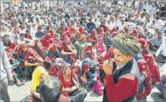  ?? HIMANSHU VYAS /HT FILE PHOTO ?? Farmers blocking the highway at Reengus, in Sikar, on February 22. The farmers, who were demanding a loan waiver, were stopped from marching towards Jaipur.