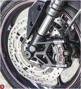  ??  ?? ➊ Le nouveau compteur de la Street Triple RS est tout en couleur et ultracompl­et. Il possède par ailleurs six possibilit­és d'affichage. ➋ La fourche est de marque Showa. Elle est réglable en compressio­n et détente depuis ces deux vis. Elle s'ajuste...