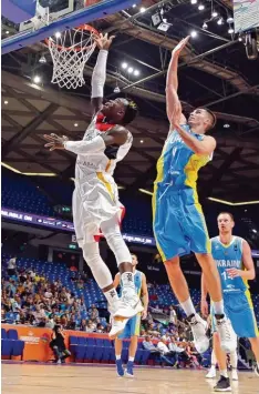  ?? Foto: afp, Jack Guez ?? Der Kleine hebt ab: Dennis Schröder gestern Nachmittag gegen die Ukraine auf dem Weg zum Korb.