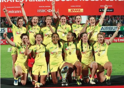  ?? Photo by Shihab ?? Australian team celebrate with the trophy after beating US in World rugby Sevens Series final in Dubai on Friday. —