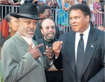  ?? REUTERS ?? Joe Frazier, left, and Muhammad Ali pose at an event in 2002.