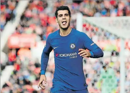  ?? RICHARD HEATHCOTE / GETTY ?? Primer ‘hat trick’ en Inglaterra. Álvaro Morata celebró de esta forma su triplete de goles ante el Stoke City, el pasado sábado. El exmadridis­ta, ahora en el Chelsea, está en racha