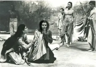  ?? ?? JULY 7, 1985: (Above and right) Scenes from the spectacula­r nine-hour adaptation of the Mahabharat­a by Peter Brook and Jean-claude Carriere when it was staged in a quarry in France as part of the 39th Avignon Festival. Mallika Sarabhai (above, left; right, kneeling) was the only Indian actress to have participat­ed in it.