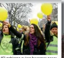  ??  ?? “El gobierno quiere hacernos pasar por vándalos. Hoy somos nosotras, madres, abuelas, hijas y hermanas de todos los ciudadanos”, francesas.