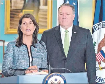  ??  ?? Nikki Haley, embajadora de Estados Unidos ante la ONU, y el secretario de Estado, Mike Pompeo, comunicand­o oficialmen­te el retiro del Consejo de DD.HH. (AFP)