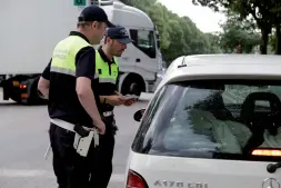  ??  ?? Controlli Vigili al lavoro ieri per l’entrata in vigore della nuova ordinanza