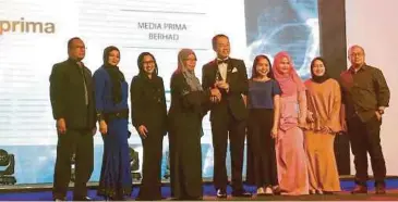  ??  ?? NOR Arzlin (empat dari kiri) mewakili Media Prima menerima Anugerah Syarikat Terbaik Asia Untuk Bekerja, semalam.