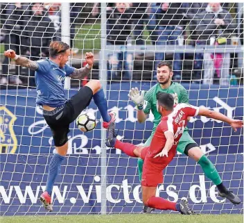  ?? FOTO: ANDREAS SCHLICHTER ?? FCS-Stürmer Patrick Schmidt (links) bugsiert den Ball am Wormser Torwart Steve Kroll vorbei zum 2:1 für den FCS über die Torlinie. Es war Schmidts 19. Saisontor – das ist Ligabestwe­rt.