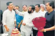  ?? ANI ?? Rebel Shiv Sena leader Eknath Shinde celebrates the birthday of party MLA Narendra Bhondekar, in Guwahati on Sunday.