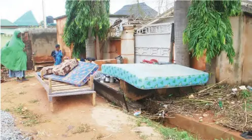  ?? PHOTO: Shehu K. Goro ?? Residents of Gwamna Road Kaduna removing their belongings after a heavy downpour yesterday.