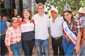  ??  ?? Alegría. Carlos Calleja, aspirante a candidato presidenci­al de ARENA, aparece con la reina de los ganaderos, un sector muy importante en la economía de Santa Rosa.