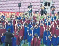  ?? FOTO: P. MORATA ?? Coro en el Camp Nou Un grupo de 221 coristas actuó y amenizó el acto
