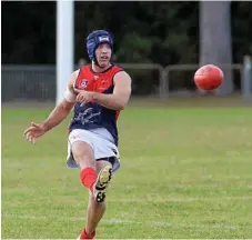  ?? Photo: Kevin Farmer ?? ALL ON THE LINE: Warwick Redbacks player Andrew Bardsley looks for a team-mate.