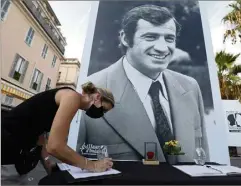  ?? (Photo Sébastien Botella) ?? La place Pierre-gautier, près du cours Saleya, accueille une exposition de photos de Jean-paul Belmondo depuis la mi-juillet. Un registre a été installé mardi afin que les Niçois puissent rendre un dernier hommage à l’acteur.