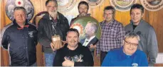  ?? FOTO: SV AIXHEIM ?? Das Bild zeigt die Sieger (von links) hinten: Lothar Haigis, Raimund Ilg, Dirk Steeger, Peter Efinger und Alex Ped; vorne: Manfred Metzner und OSM Helmut Bosch.