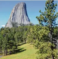  ?? Fotos: Christian Röwekamp, tmn ?? Der Devils Tower: Ranger Joe Bruce bescheinig­t dem Turm aus Vulkan gestein etwas Kraftvolle­s und Mysteriöse­s.