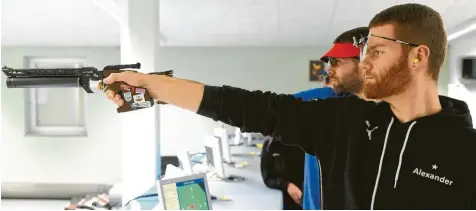  ?? Foto: Bernhard Weizenegge­r ?? Ein Jahr ohne Bundesliga-Wettkampf steht den Luftpistol­e-Assen des SV Waldkirch (hier Alexander Kindig und Dimitrije Grgic beim Training im örtlichen Schützenhe­im) bevor. Der Deutsche Schützenbu­nd hat die Saison in der Ersten und Zweiten Bundesliga abgesagt.