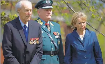  ?? Andrew Cowie AFP/Getty Images ?? MISSION ACCOMPLISH­ED Norwegian World War II hero Joachim Ronneberg, left, with Gen. Harald Sunde and Defense Minister AnneGrete Strom-Erichsen in 2013. Ronneberg helped thwart Nazi Germany’s efforts to create an atomic bomb.