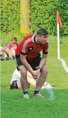  ?? Foto: Karl Aumiller ?? Den Blick weiter nach ganz oben kann Wertingens Trainer Christian Mayer nach dem 2:1 Erfolg in Höchstädt richten.