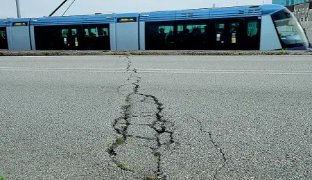  ??  ?? Asfalto deteriorat­o Qui, nella foto Bergamasch­i, la evidente crepatura al culmine del cavalcavia Borgomagno. Ma secondo il Comune è superifici­ale