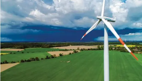  ?? Foto: dpa ?? Dunkle Wolken ziehen für Siemens Energy auf: Das Unternehme­n will grüner werden und plant, 7800 Arbeitsplä­tze zu streichen.
