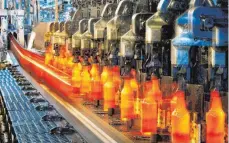  ?? FOTO: ROLAND RASEMANN ?? Maschinell­e Glasflasch­enprodukti­on: Das Bad Wurzacher Unternehme­n Verallia steigert seinen Gewinn.