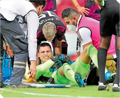  ?? FOTO: MEXSPORT ?? Luis Ángel Malagón tuvo que salir en camilla por una lesión en el codo derecho. /