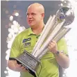  ?? FOTO: AP ?? Michael van Gerwen mit der WM-Trophäe.