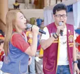  ??  ?? Anabelle Sinsioco and William Serrano serenade the crowd